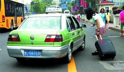 青岛火车站周边出租车挑客拒载现象严重，监管亟待加强