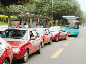 出租车违规占用公交站台，监管重拳出击严惩不贷